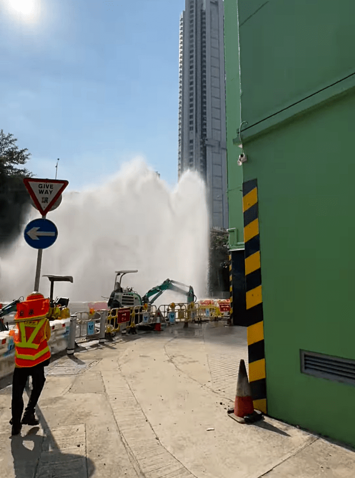 地下喷出巨大水柱。fb：大湾区内的香港人 