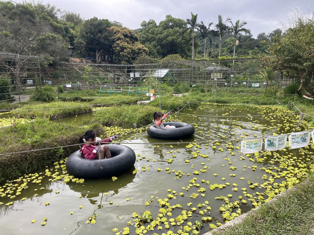 坐橡皮船，利用繩索把船隻拉到對岸。（圖片來源：上水假日農場）