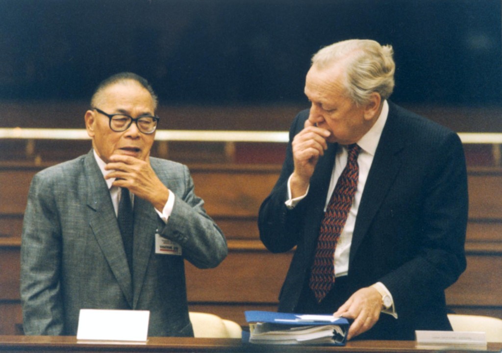 政壇教父鍾士元與霍德。資料圖片