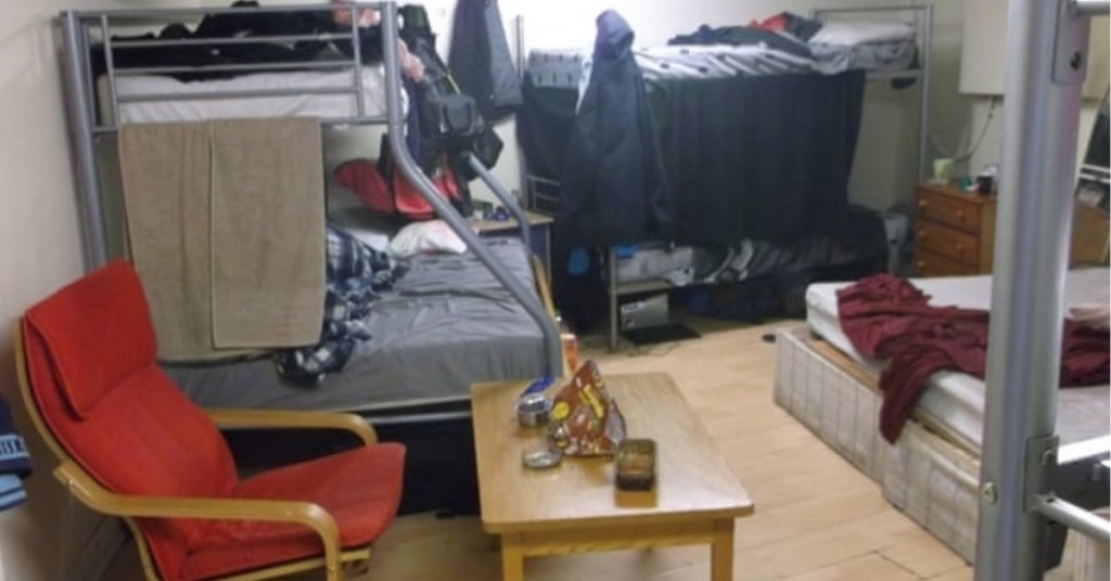 一间房不能住多过两个人。网图