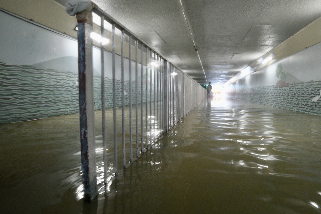 沙田城门河附近隧道水浸。苏正谦摄