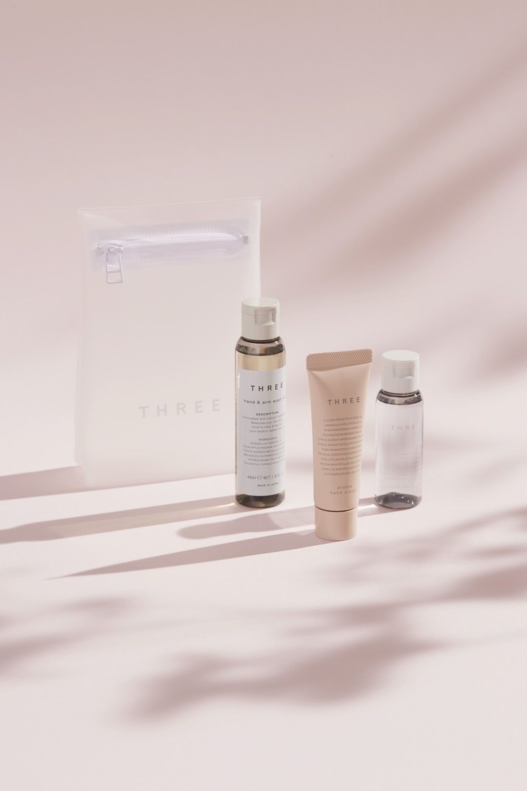 THREE糅合樱花、柠檬、尤加利等植物萃取精华的春樱护手随行组合/$400，包括香氛护手凝乳、舒活洗手露及植萃防护干手洗。