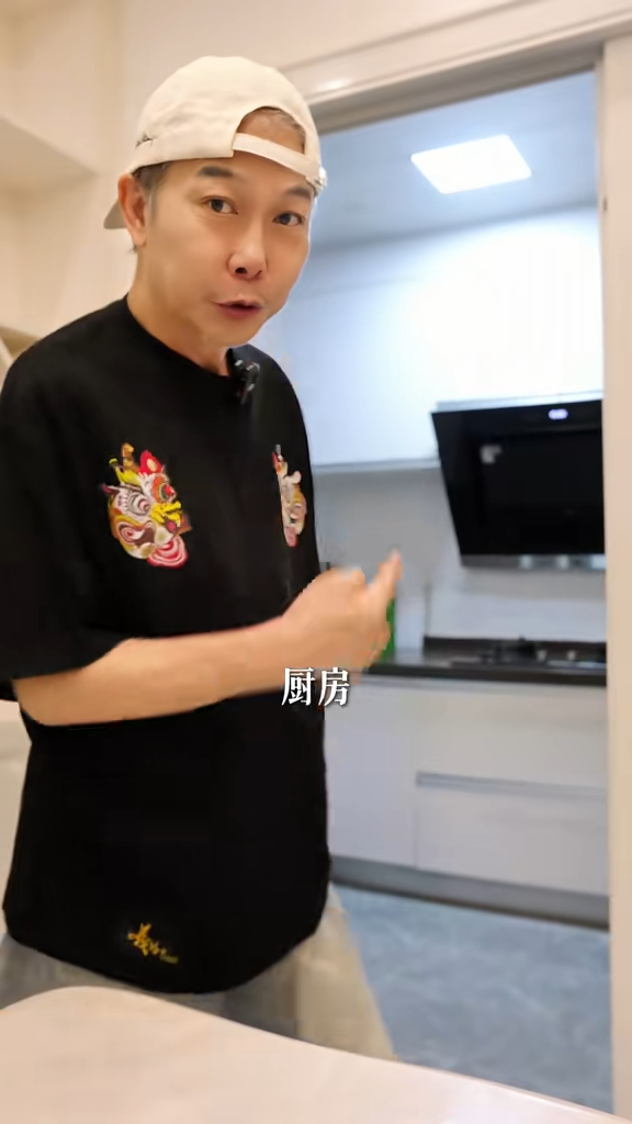錢小豪屋內的裝修設計陽剛味極重。 錢小豪屋內的裝修設計陽剛味極重。