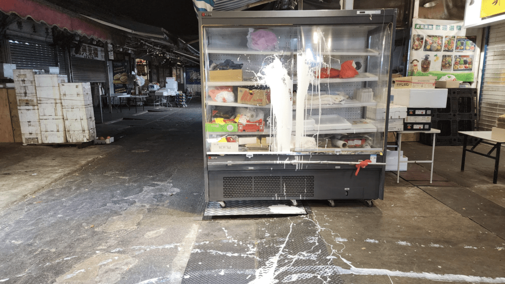 地面亦殘留白油痕跡。黎志偉攝 地面亦殘留白油痕跡。黎志偉攝