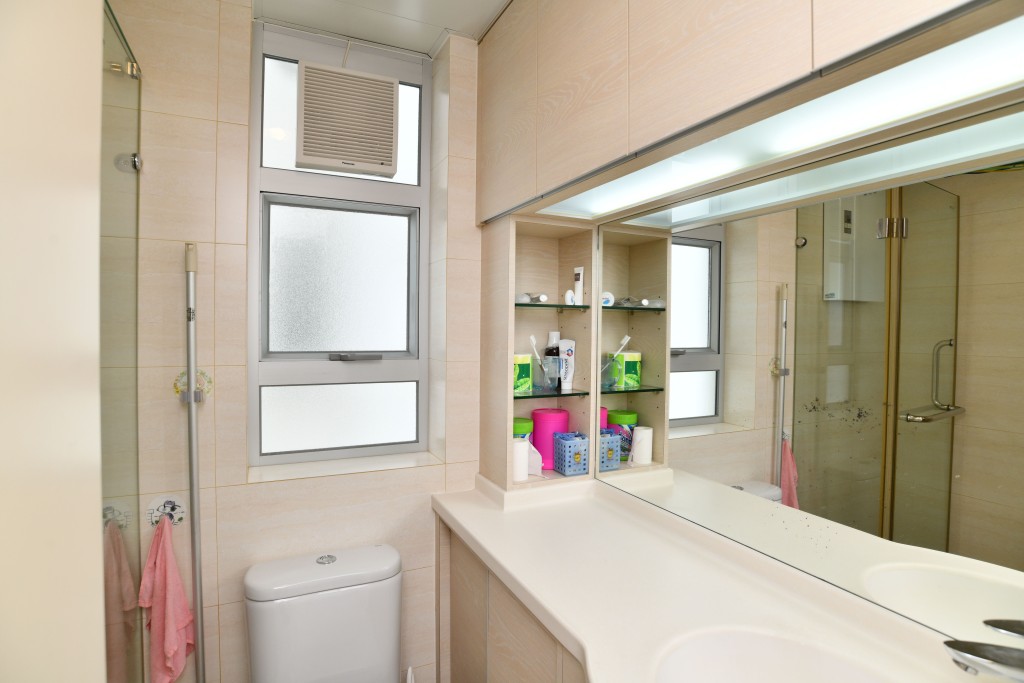 浴室設有通風窗戶及橫向大鏡子。