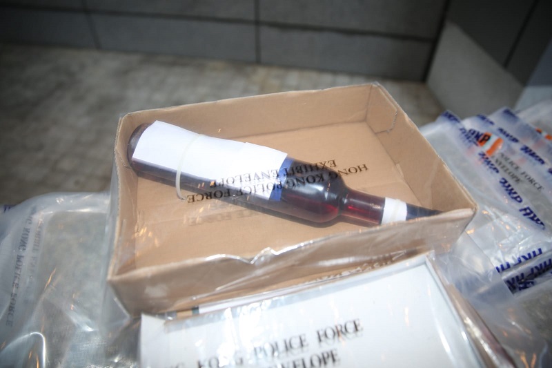 警方懷疑,毒品以果酒紙箱作掩飾搬運。徐裕民攝