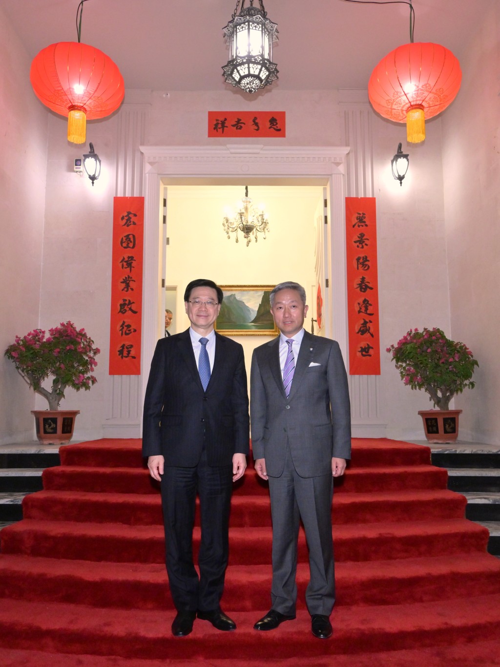 李家超（左）阿布扎比出席中華人民共和國駐阿拉伯聯合酋長國特命全權大使張益明（右）所設的晚宴。（政府新聞處）
