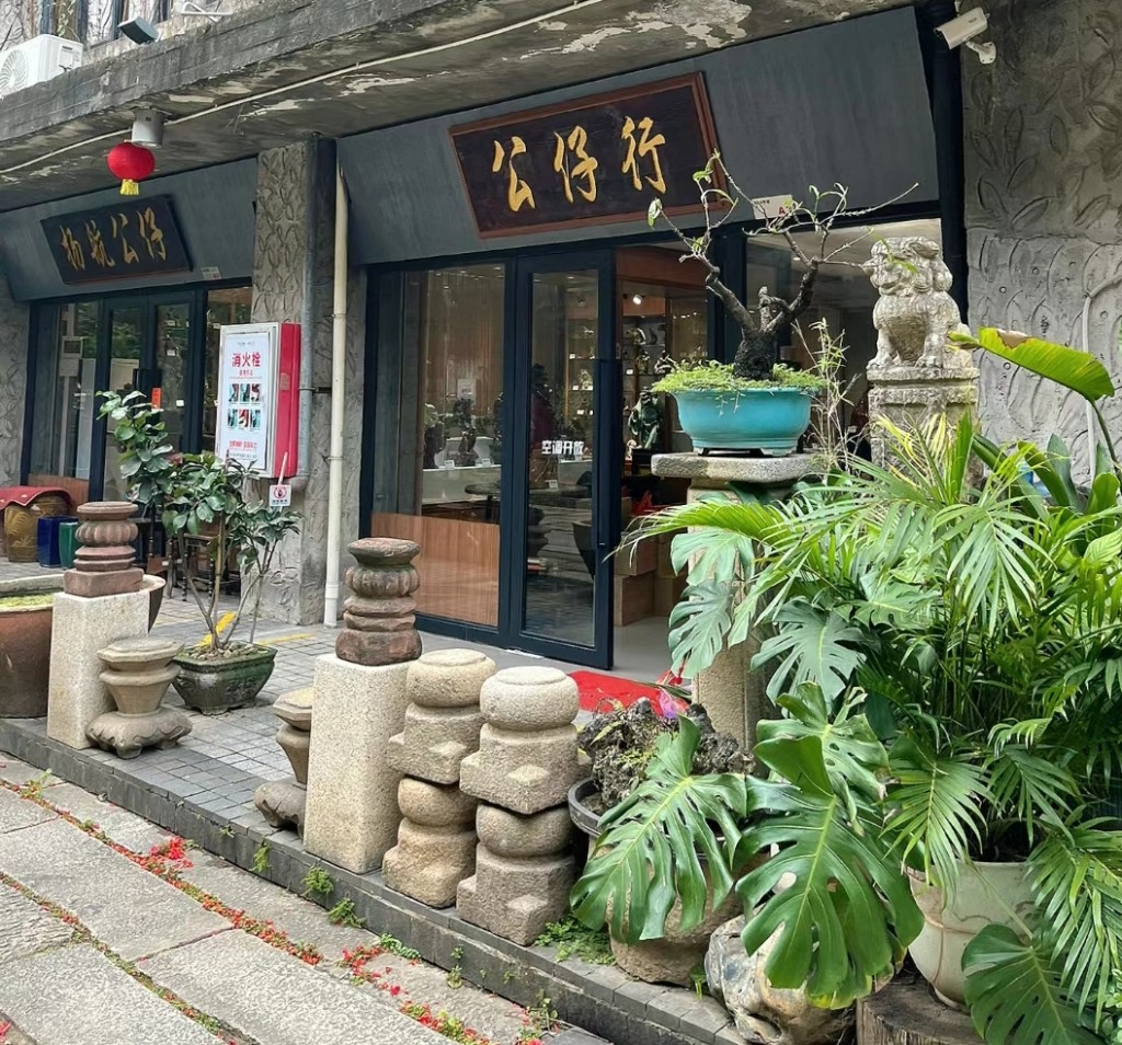 佛山食玩買好去處2024｜４. 南風古灶  石灣公仔街，可逐間店欣賞工藝品。（圖：小紅書@蛇蛇探旅）