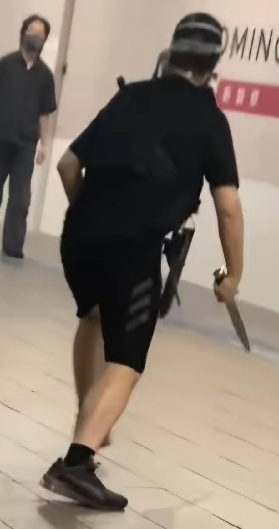 張文持刀隨機襲擊畫面。柴犬刀具FB 張文持刀隨機襲擊畫面。柴犬刀具FB