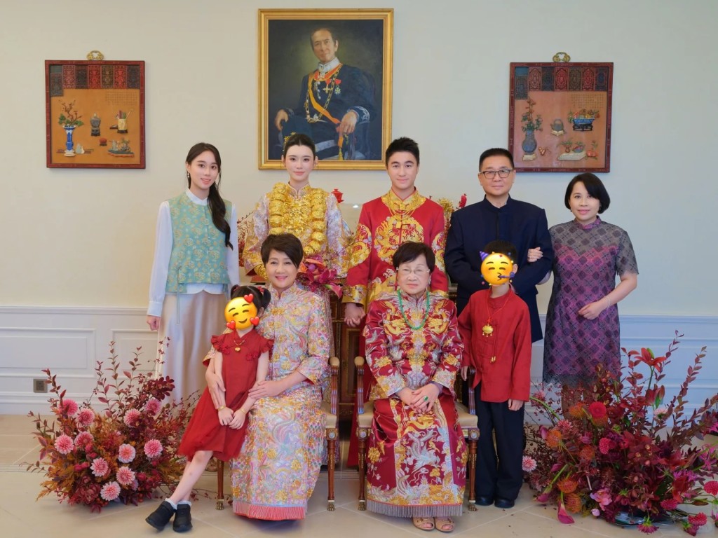 何超欣近日晒胞兄答謝宴的珍貴合照,這張就見到梁安琪與其八旬母親並坐。 何超欣近日晒胞兄答謝宴的珍貴合照,這張就見到梁安琪與其八旬母親並坐。