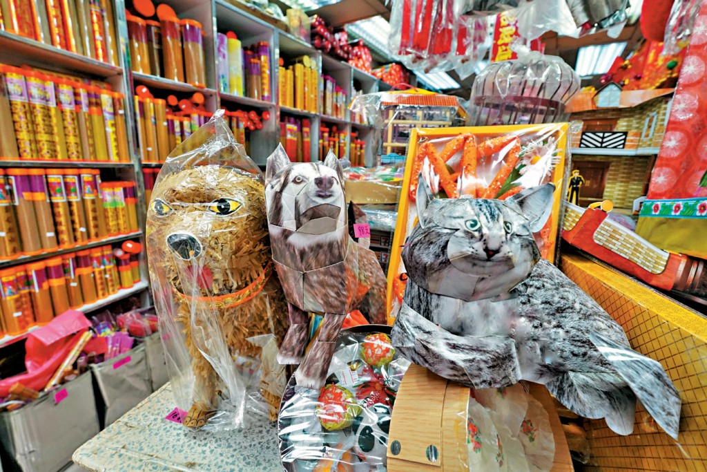 為了吸引年輕顧客，有紙紮舖今年推出機械貓狗的祭品。