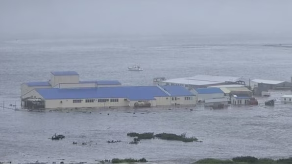 海嘯淹沒海岸小鎮。 X平台 海嘯淹沒海岸小鎮。 X平台