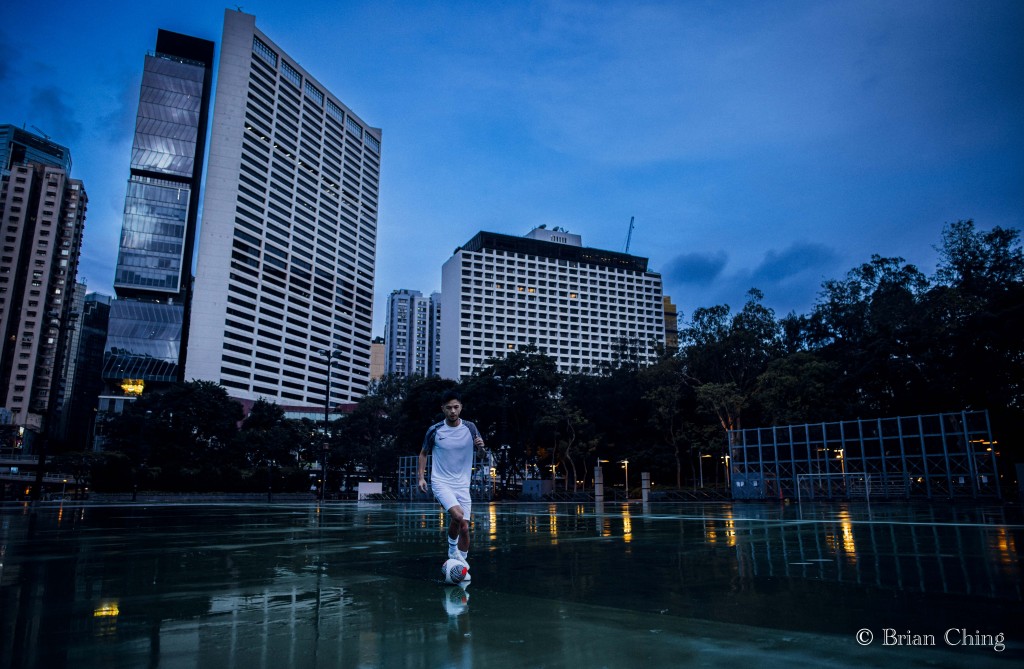 “清晨．城市．运动”慈善摄影展，足球先生陈肇钧。 程诗咏图片