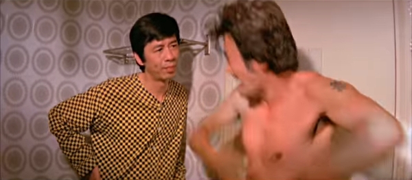 胡楓（左）1977年演出呂奇執導的邵氏風月片《財子名花星媽》。