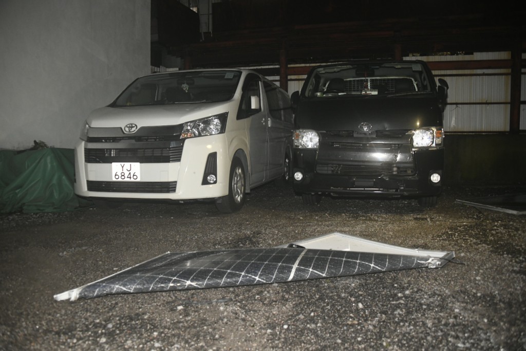 有10塊太陽能板從天而降，跌落土瓜灣旭日街一個露天停車場內，擊中停泊於上址的6輛車。楊偉亨攝