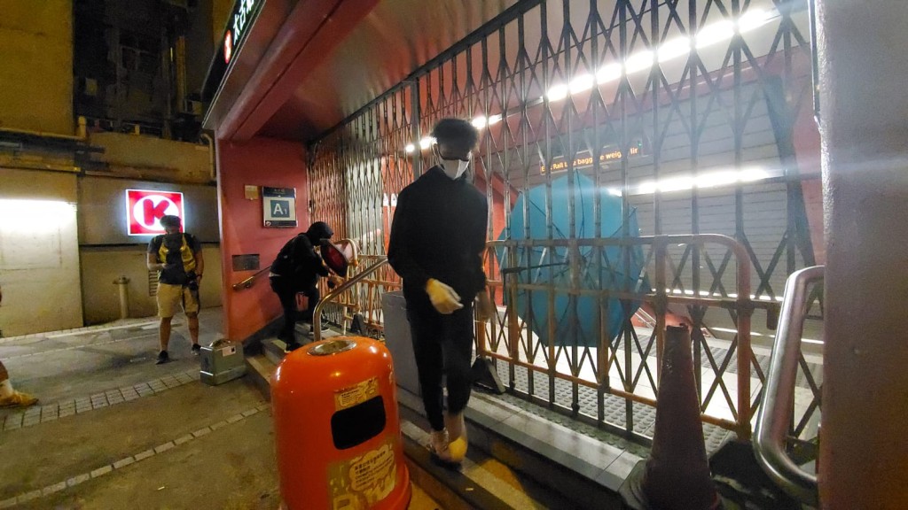 太古站關閉後仍有示威者在站外徘徊。