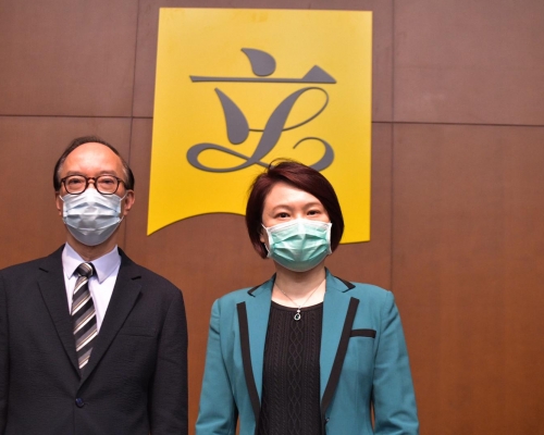 李慧琼(右)及馬逢國(左)為本年度內務委員會作總結。