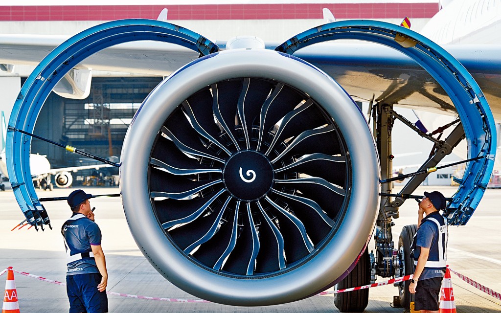 香港快運維修員在停機坪檢查第10架A321neo客機的引擎，為客機投入服務前作最後準備。