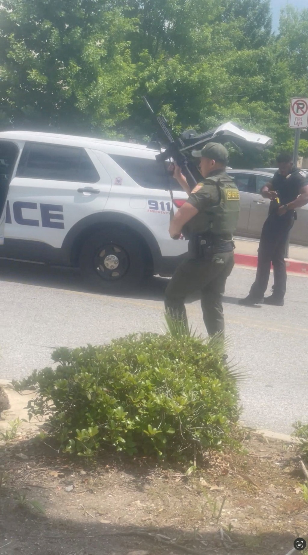 警員到場後即持槍戒備，氣氛緊張。路透社