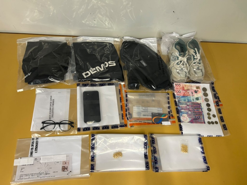 警方展示疑犯犯案時身穿的衣物及有關證物。 警方展示疑犯犯案時身穿的衣物及有關證物。