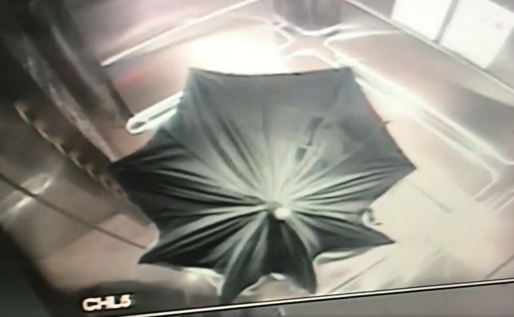 奇怪母子连搭乘电梯都用「雨遮」笠实全身。