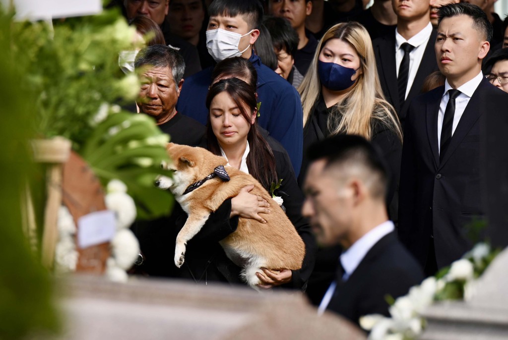 未婚妻Kiki在喪禮中告別摯愛，哭成淚人，場面心酸。資料圖片