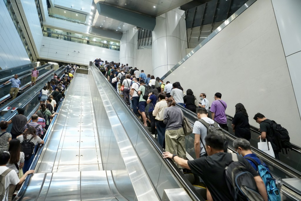 大批市民在港鐵金鐘站轉車。劉駿軒攝