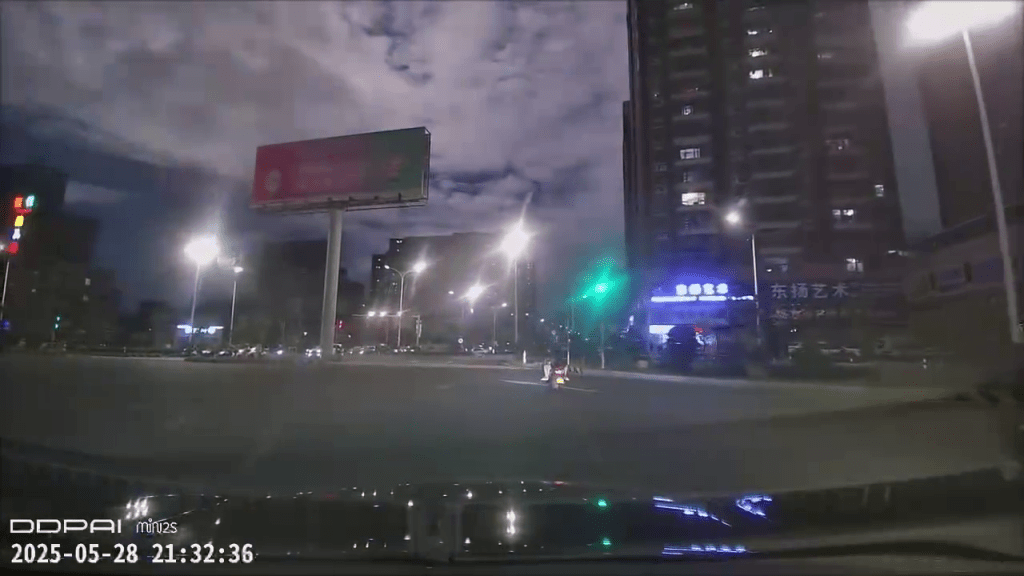原本漆黑一片的天空，被火流星照亮了。