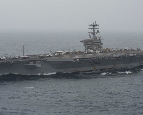 拜登政府決定，從波斯灣撤走美軍航空母艦「尼米茲號」和它的戰鬥群。U.S. Navy提供