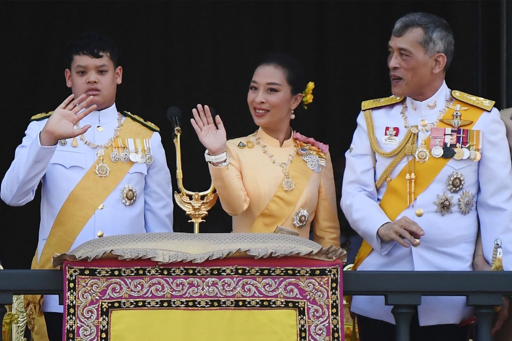 提幫功王子、帕差拉吉帝雅帕公主(中)與父親泰王哇集拉隆功(右)。法新社 提幫功王子、帕差拉吉帝雅帕公主(中)與父親泰王哇集拉隆功(右)。法新社