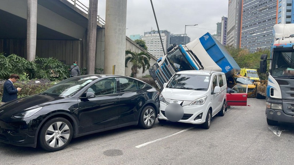 荃灣路發生6車相撞意外。fb香港突發事故報料區圖片