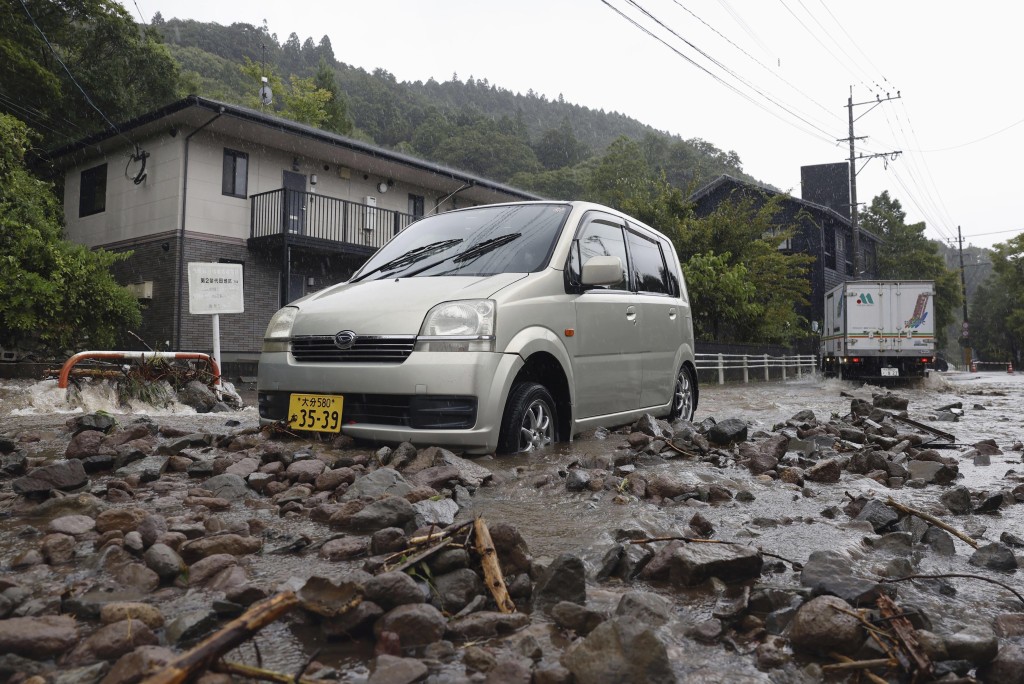 由布市道路一片泥濘。美聯社