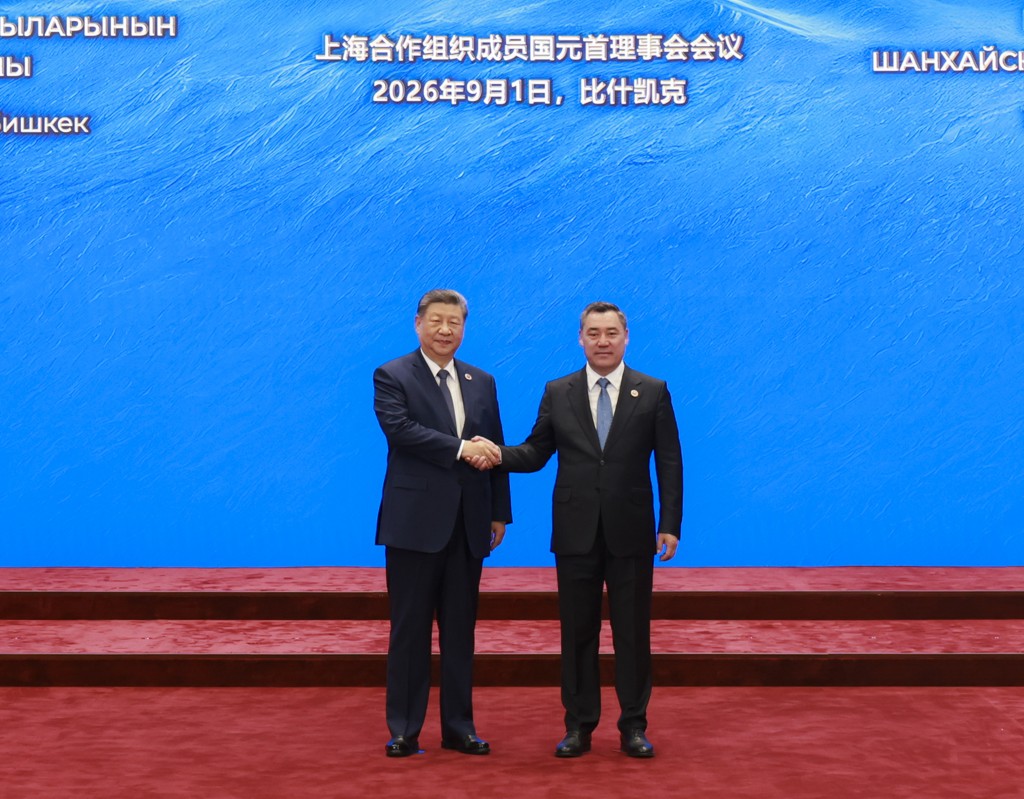 习近平同上海合作组织轮值主席国吉尔吉斯斯坦总统扎帕罗夫握手。 新华社