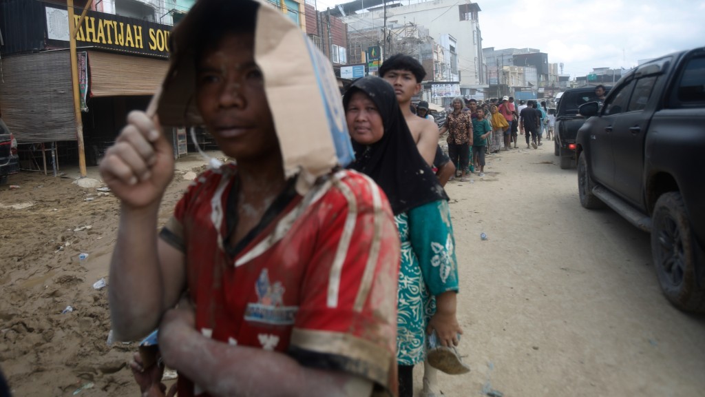 塔米昂縣災排長龍等候領取救援物資。 美聯社 塔米昂縣災排長龍等候領取救援物資。 美聯社