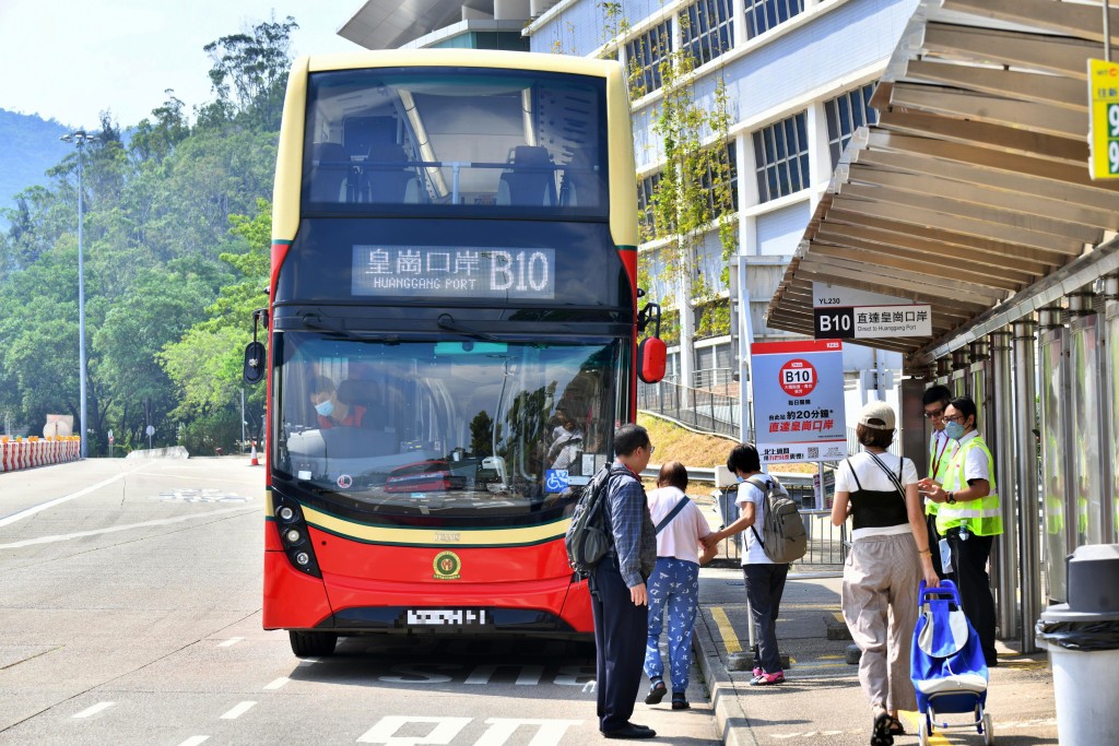 九巴新路線B10及B11清晨首班車即告爆滿，半日開出約130班次、接載逾4500人次。