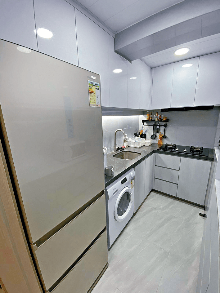 厨房空间宽阔，设有多组橱柜可供置物。