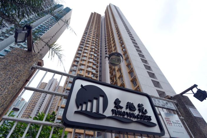 筲箕灣東旭苑一個單位最新以770萬元（未補地價）成交，呎價11,846元，位列全港未補地價居屋第三位。