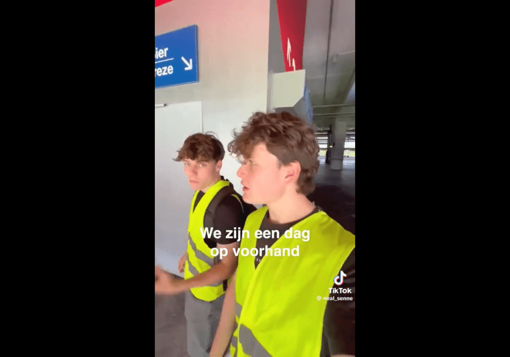 两人成功溜入场馆。  TikTok@neal_senne