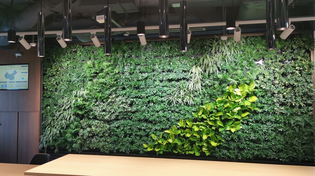 Bravo Air IoT Active Greenwall就是通過特別設計的送風設計，以泥土和植物根部分解空氣內有害物質。