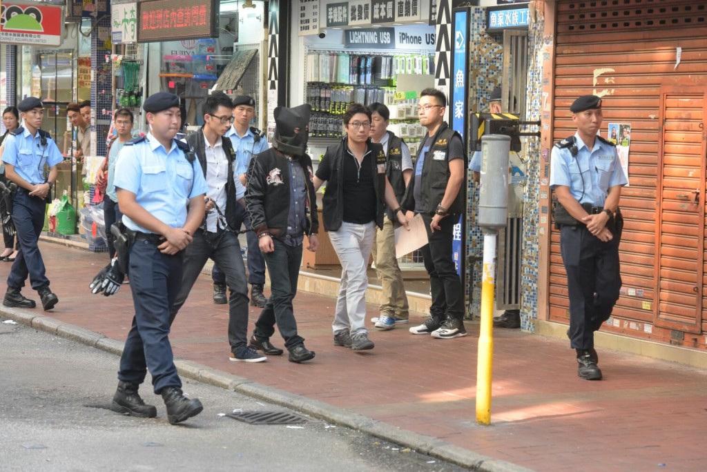 疑犯黑布蒙頭重組案情。黃文威攝