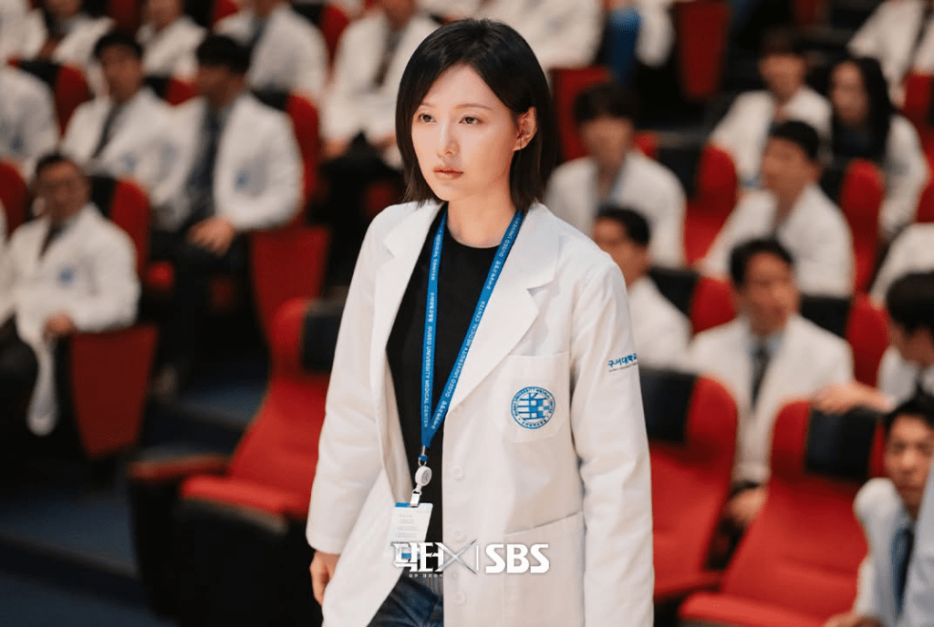 在第3集即將開播之際，一名自稱現職骨科醫師的韓國網民於社交平台公開發文，直斥劇中將醫療人員塑造成「無能反派」，嚴重扭曲前線醫護形象。