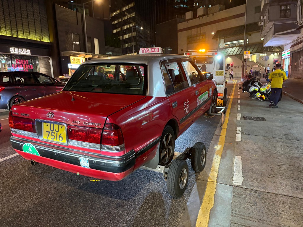 一輛的士駛至歌頓道時撞向一輛警察電單車。