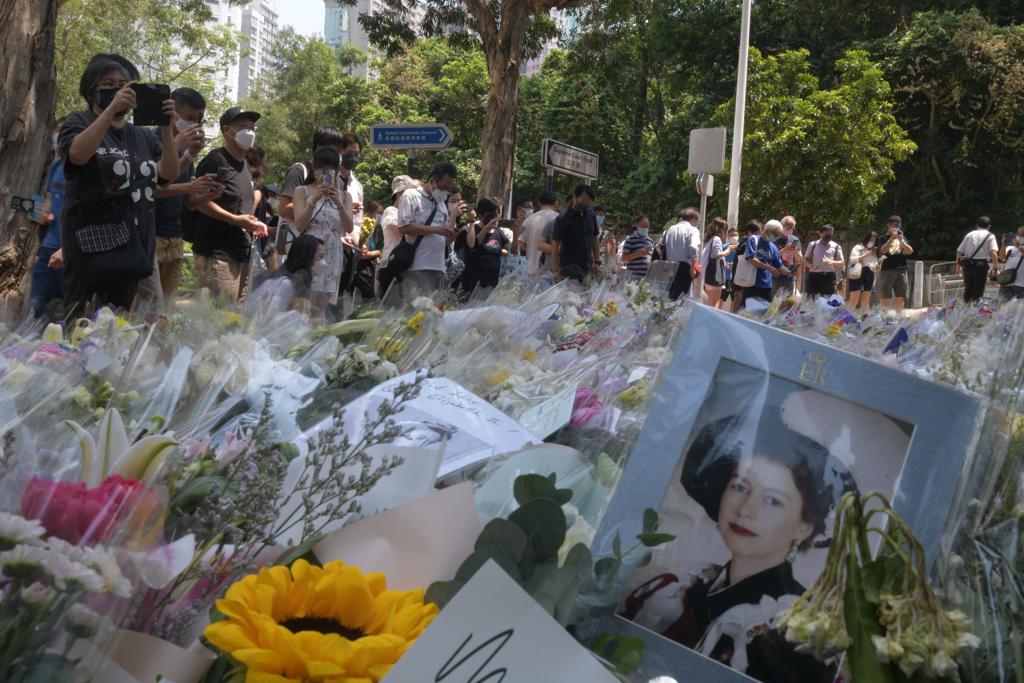 連日來多名市民前往英國駐港總領事館獻花悼念。