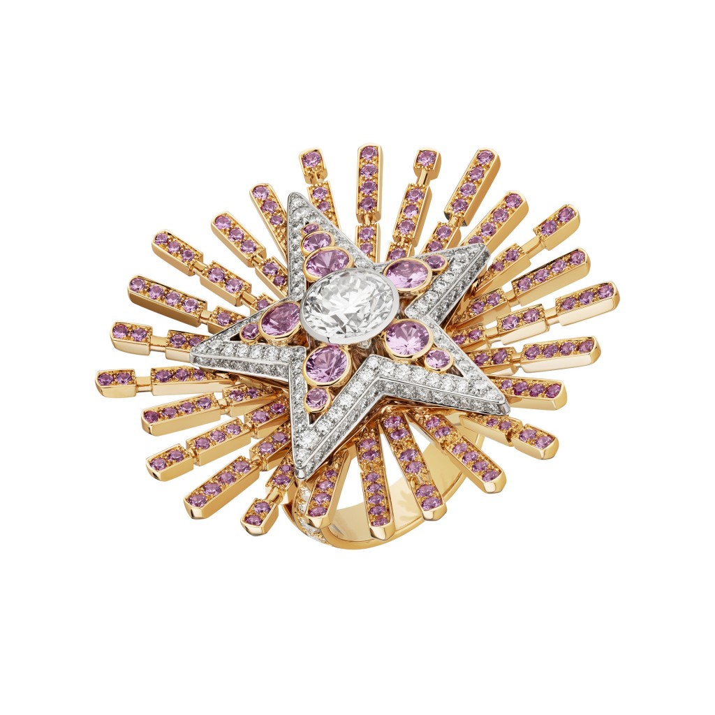 Comète Aubazine指環，粉紅金與鉑金鑲嵌鑽石及粉紅藍寶石，包括一顆重約1.59卡的圓形切割鑽石，此指環可作兩種不同方式佩戴，大型款以光環圍繞星星圖騰；小型款可拆卸光環設計。