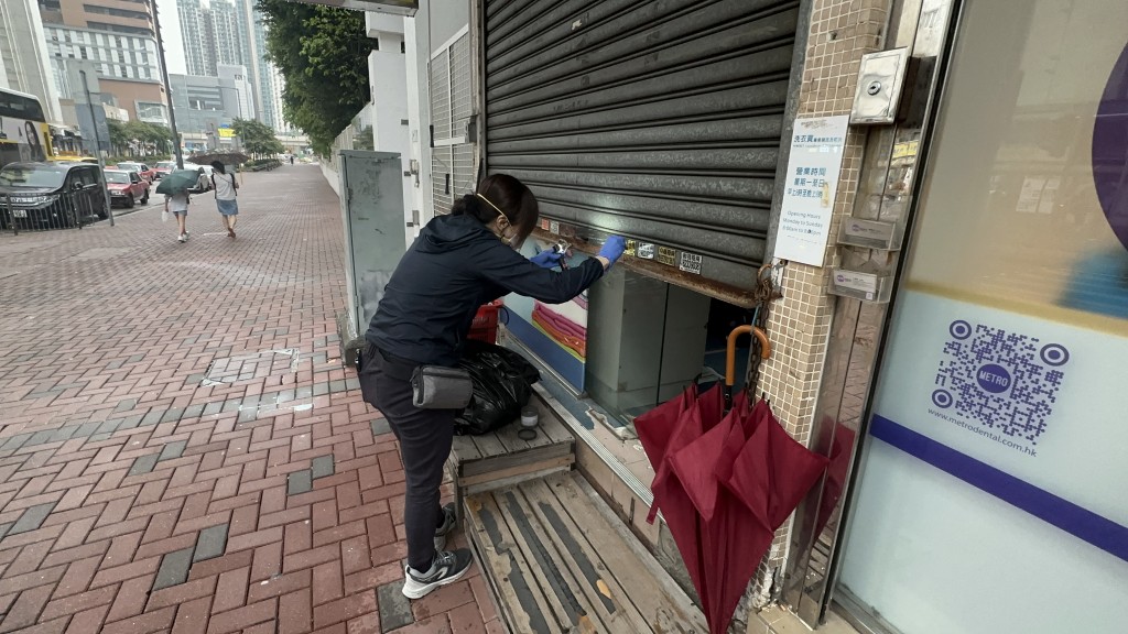 鑑證科人員到洗衣店掃模。梁國峰攝