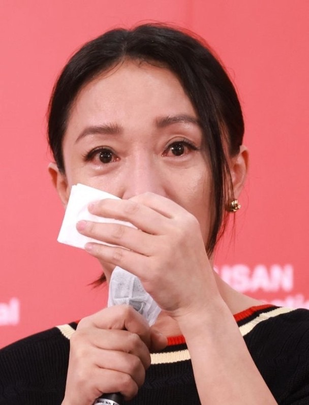 周迅憶亡友時忍不住落淚。 周迅憶亡友時忍不住落淚。