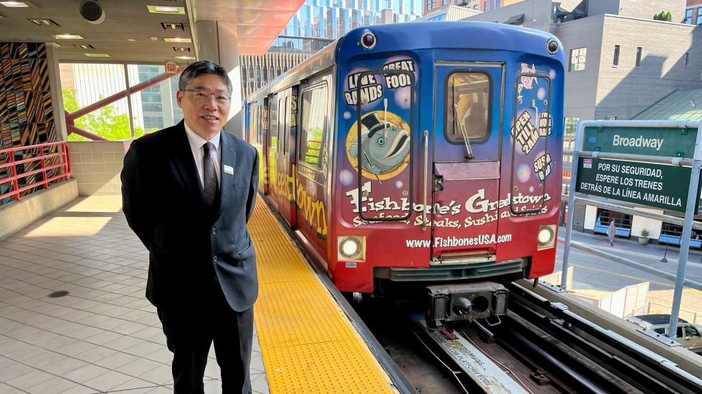 林世雄為響應今屆亞太經合組織加強推動低排放和零排放的運輸的主題,乘坐底特律的捷運系統。運輸及物流局FB圖片
