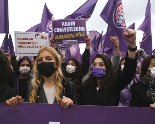 數千名婦女上周六傍晚聚集在安卡拉巿中心抗議。AP