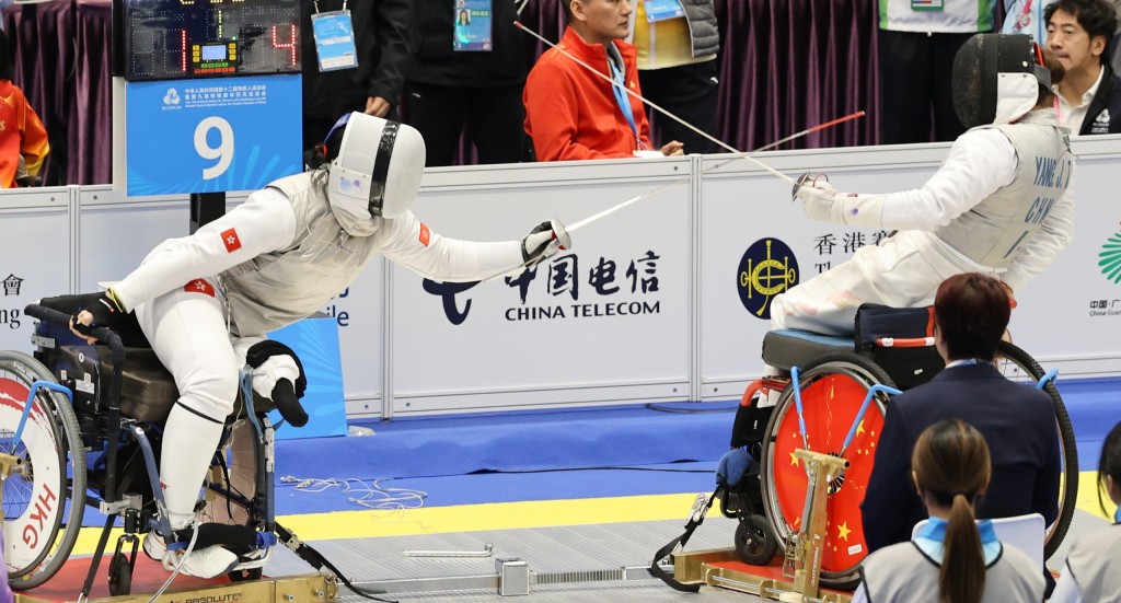 余翠怡（左）在比赛中。徐嘉华摄