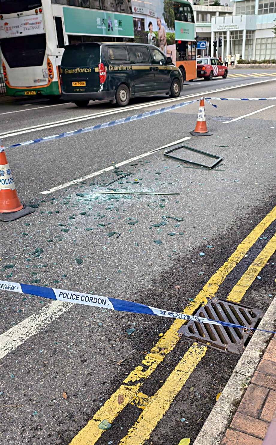 新都城二期一塊玻璃窗飛落街。fb：將軍澳主場